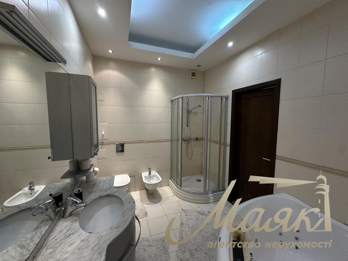 3-bedroom apartment (122 m²) for rent at 10-A Ivasyuka Ave.