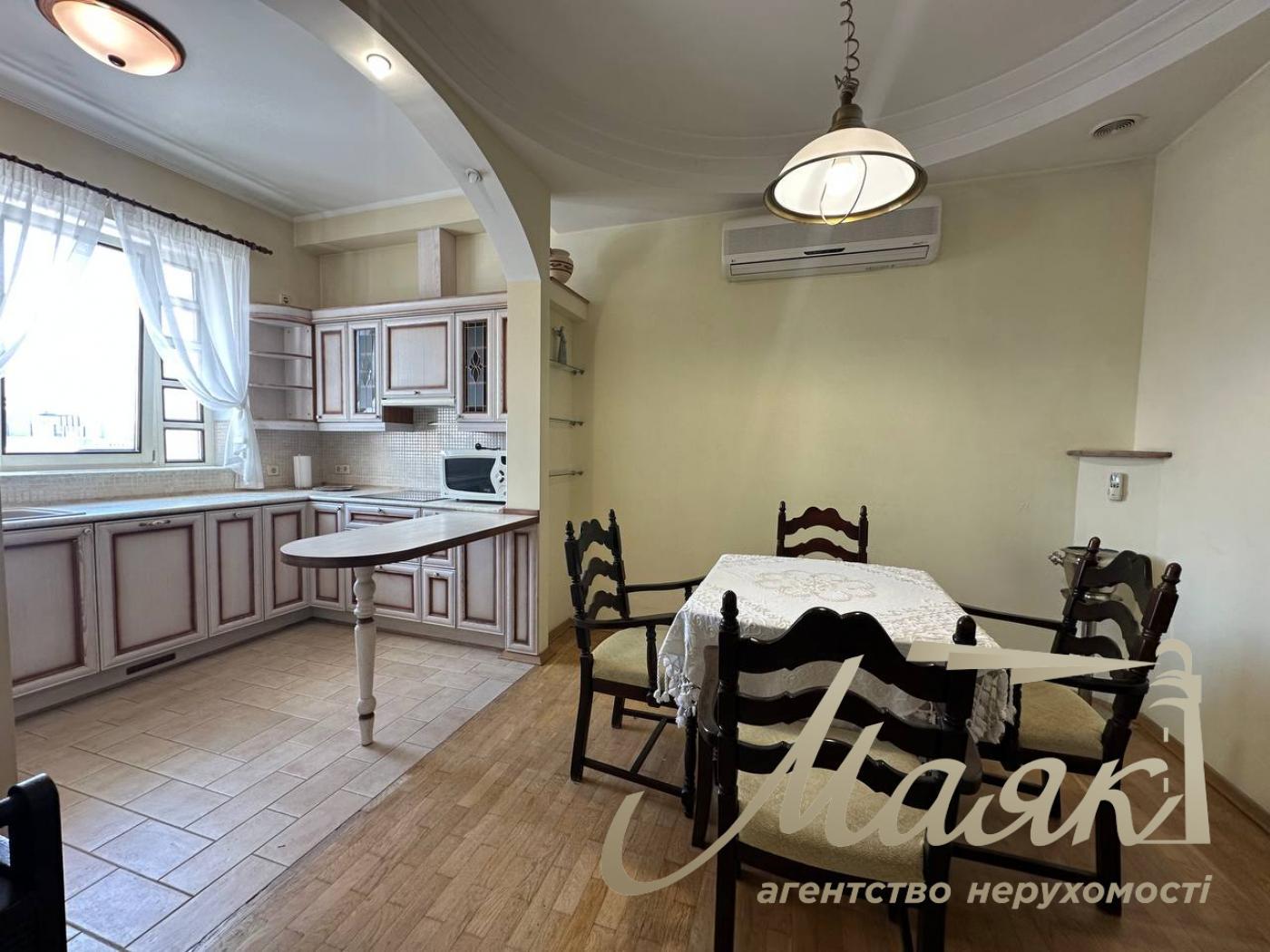 Оренда дворівневої квартири по вул.Верхогляда/Драгомирова 4, Печерський район.