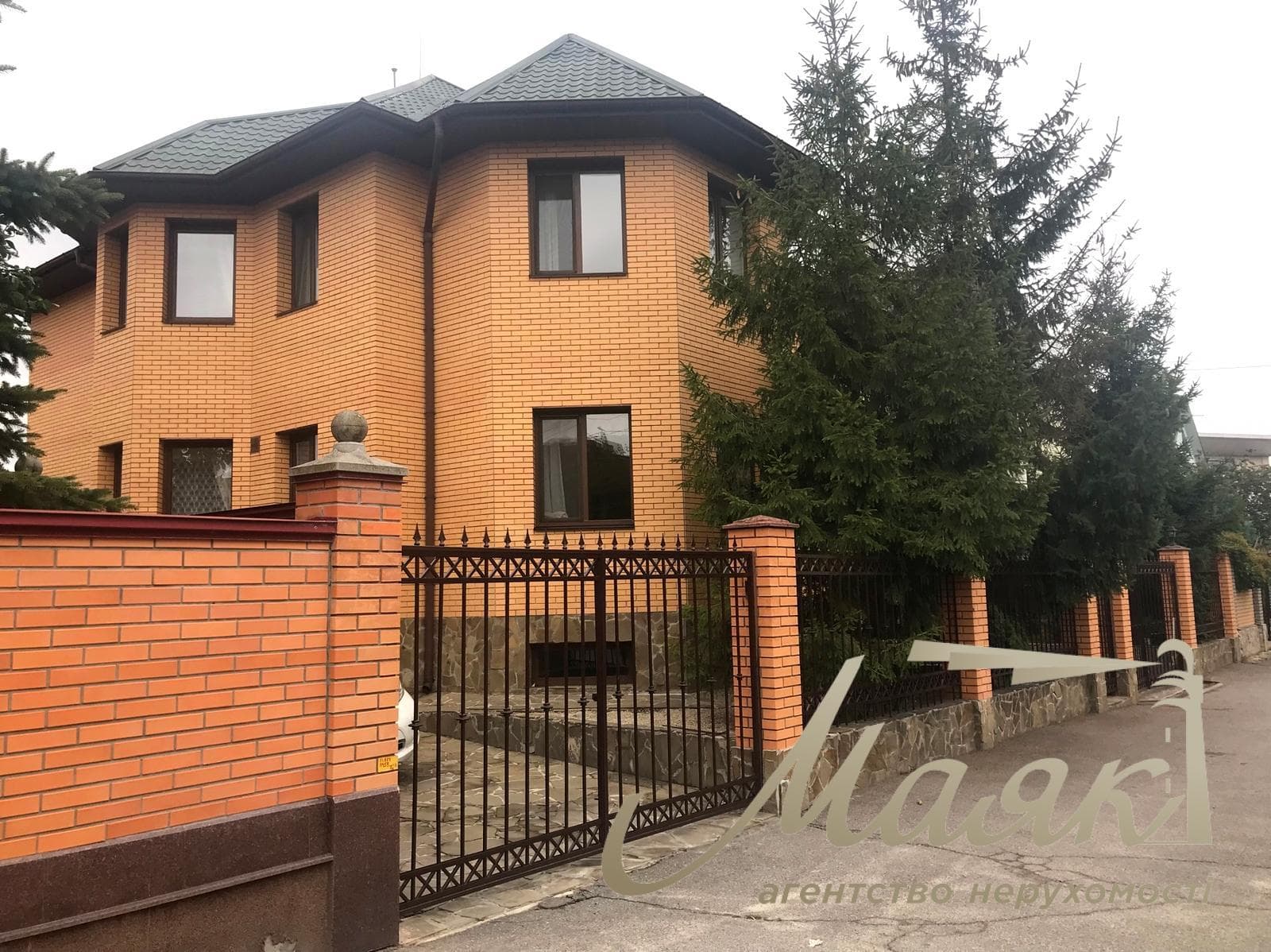 For sale luxury house on the bank of the Dnieper in the elite cooperative "Chernobylets", Obolonsky district, Kiev.