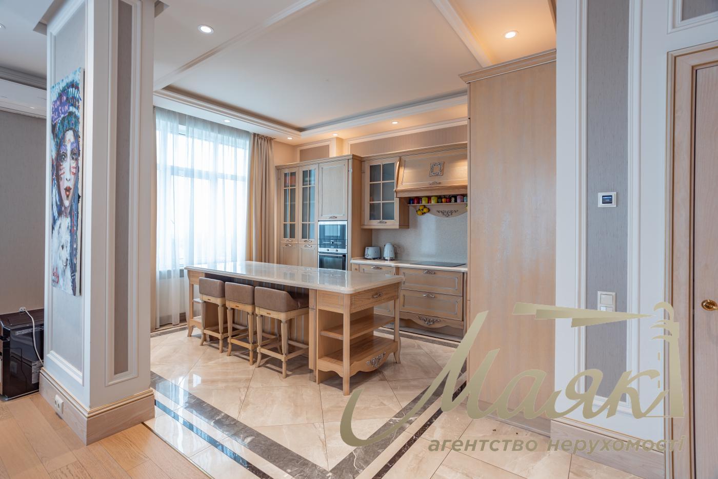 Rent 3-bedroom apartment LCD Novopecherskie Lipki, Verkhoglyada street (Dragomirov)