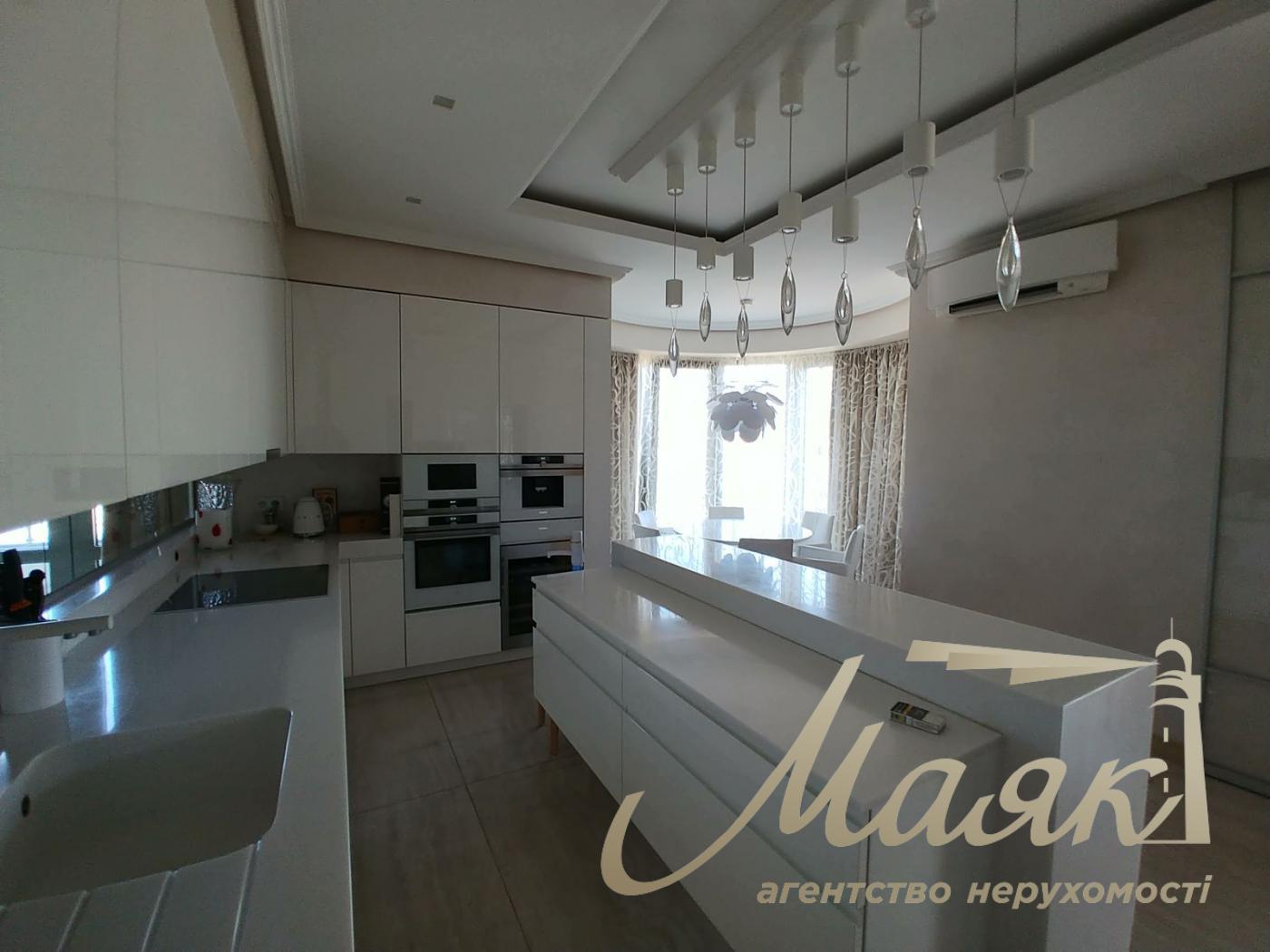 Penthouse for sale, Nazarovskaya St., Center