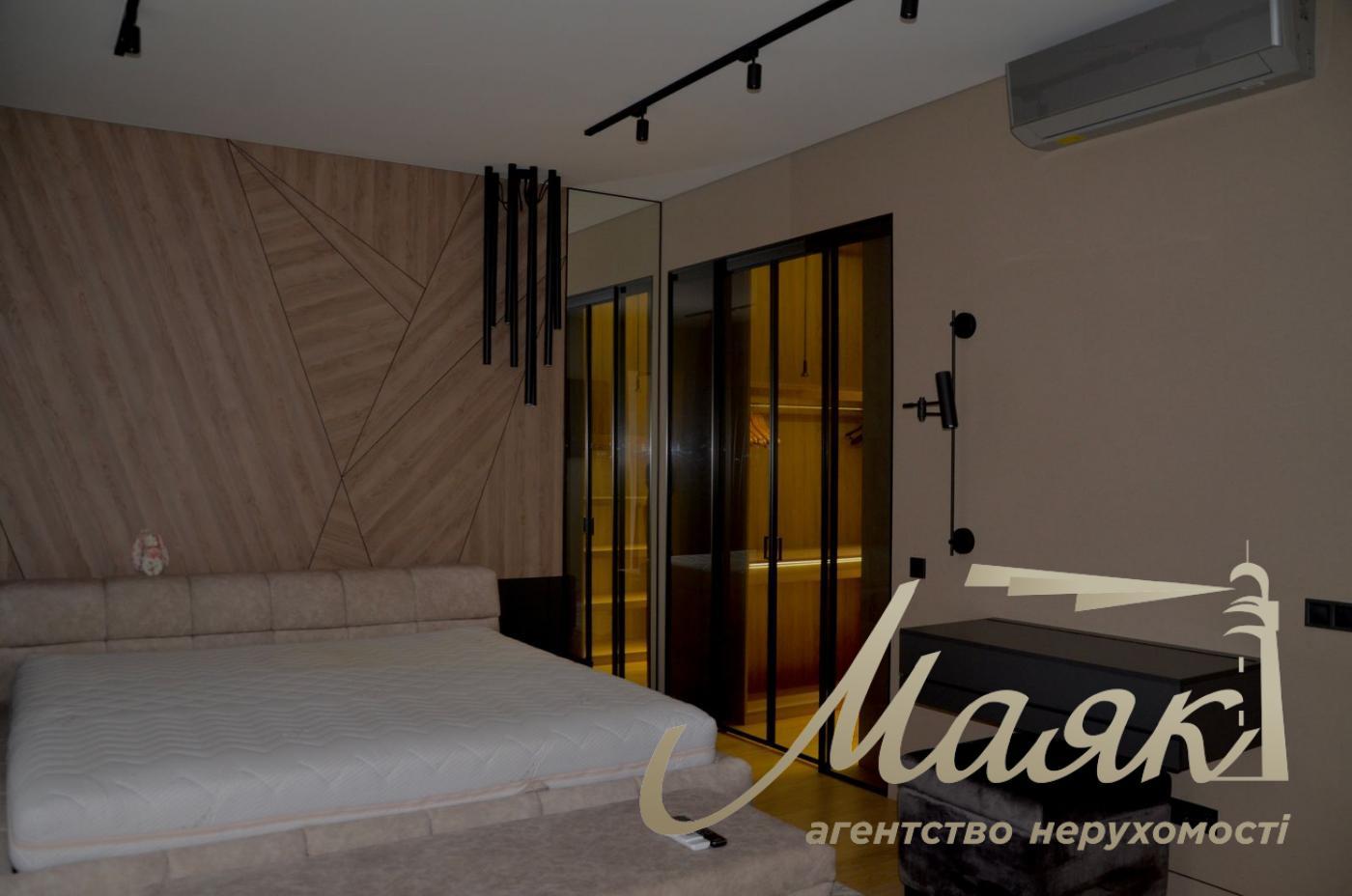 We offer for sale an elite one-storey house with exquisite designer repair, located in the cottage town KDT "Chernobylets" (Lake Mininka)