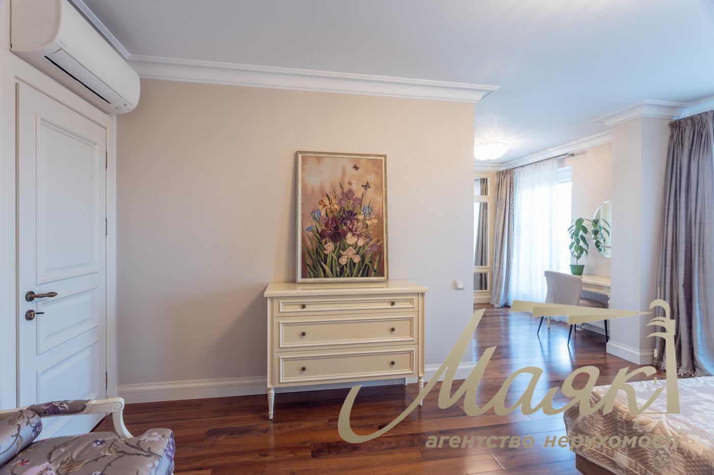 Sale 4k apartment with parking place in LCD Zverinetskyi, Pechersk, Kiev