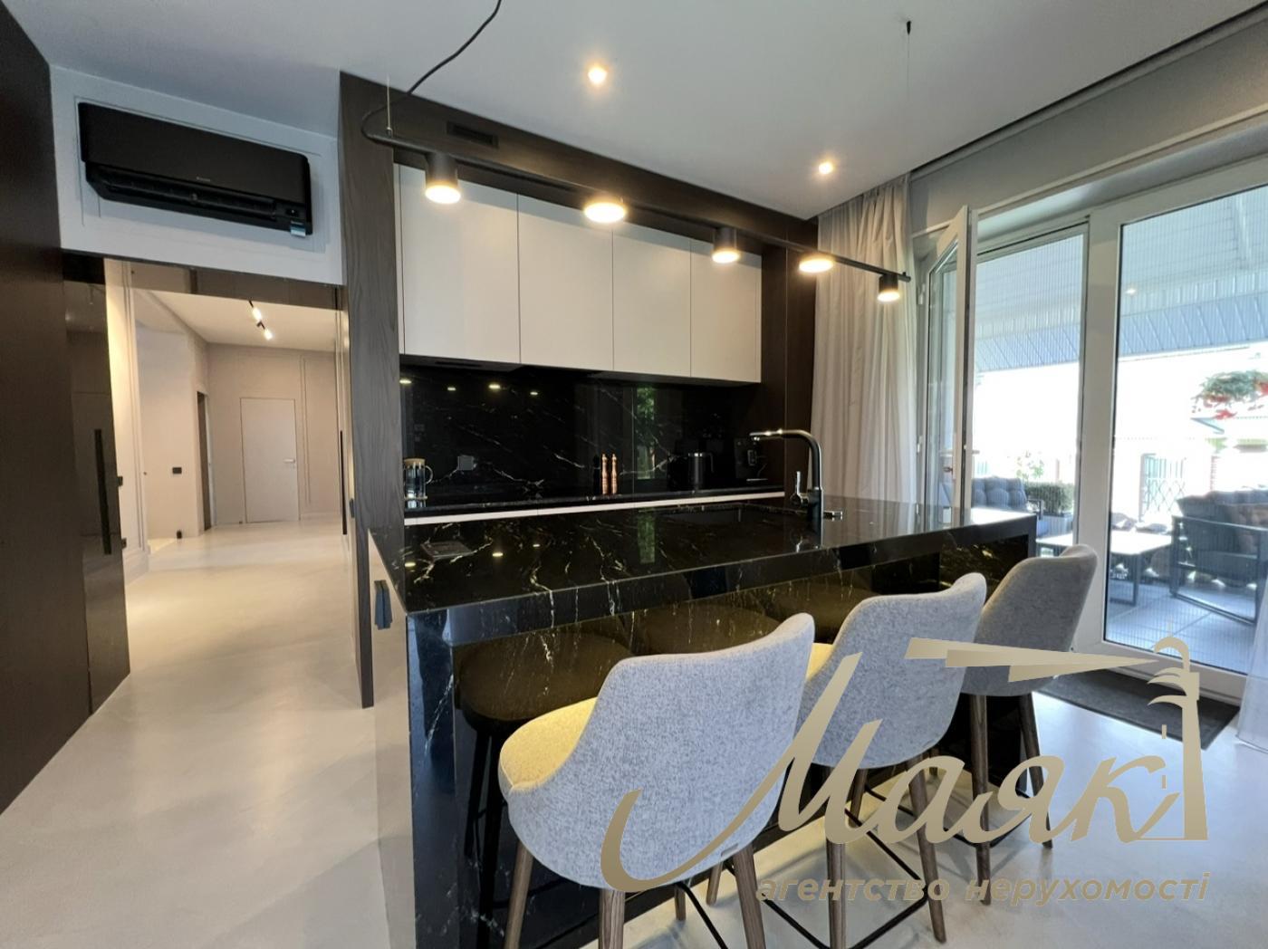 House for sale with designer renovation 356m2 in Ivankovichi