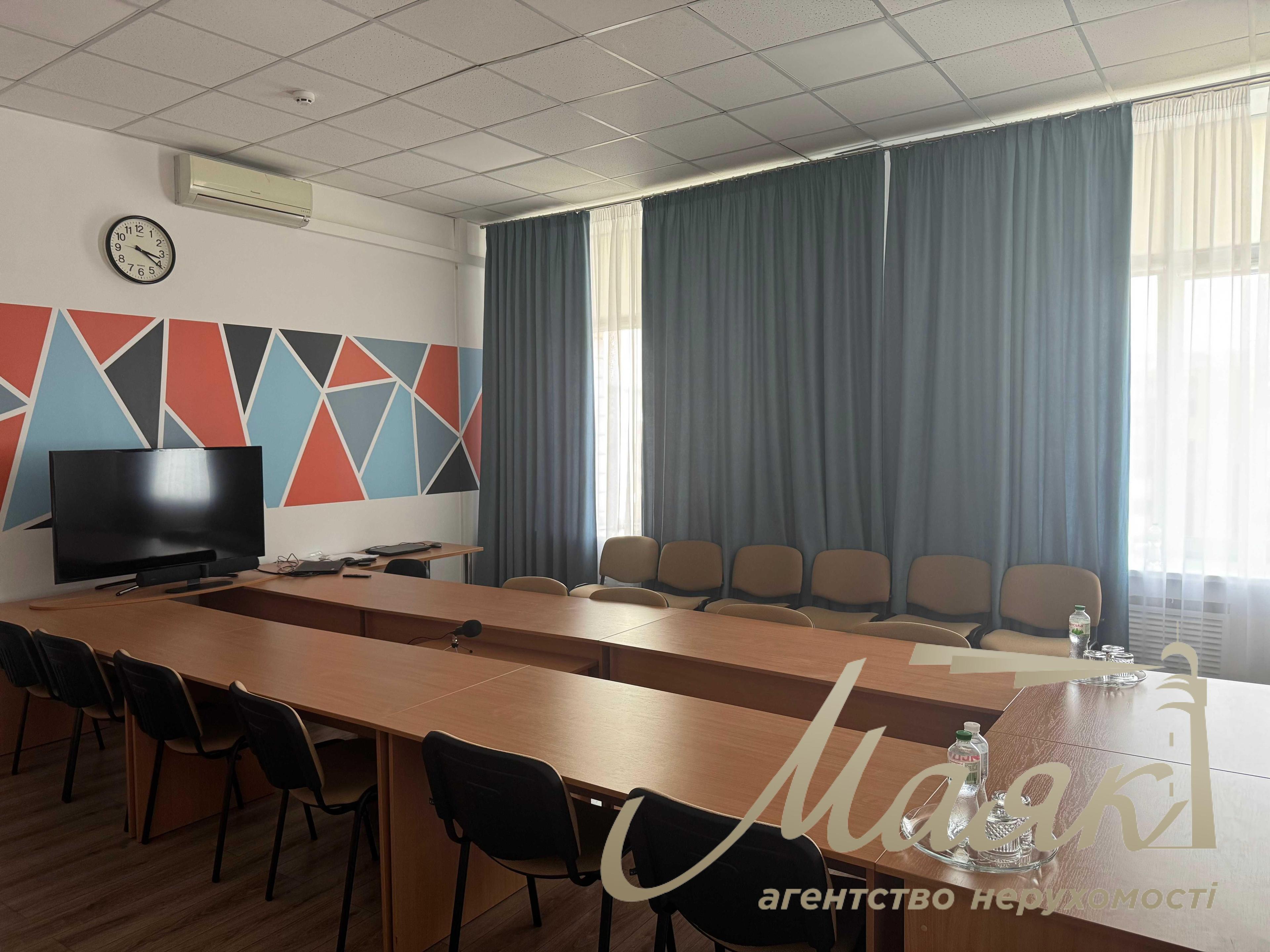 Rent office block 280 sq.m (6 offices) on Khreshchatyk street, 7/11 (near the metro station Maidan Nezalezhnosti), Center.