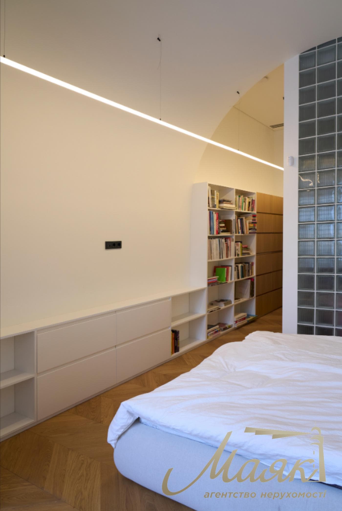 Rent 4-room apartment, stm. University, Ivan Franka str., 42, Center, Kiev