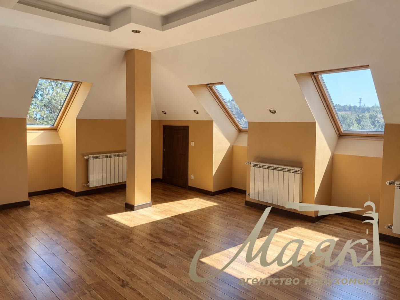 Оренда будинку площею 595 м² у с. Козин/Конча-Заспа, 30 соток, вихід до річки, сауна, басейн-купіль, Київська область, Обухівський напрямок.