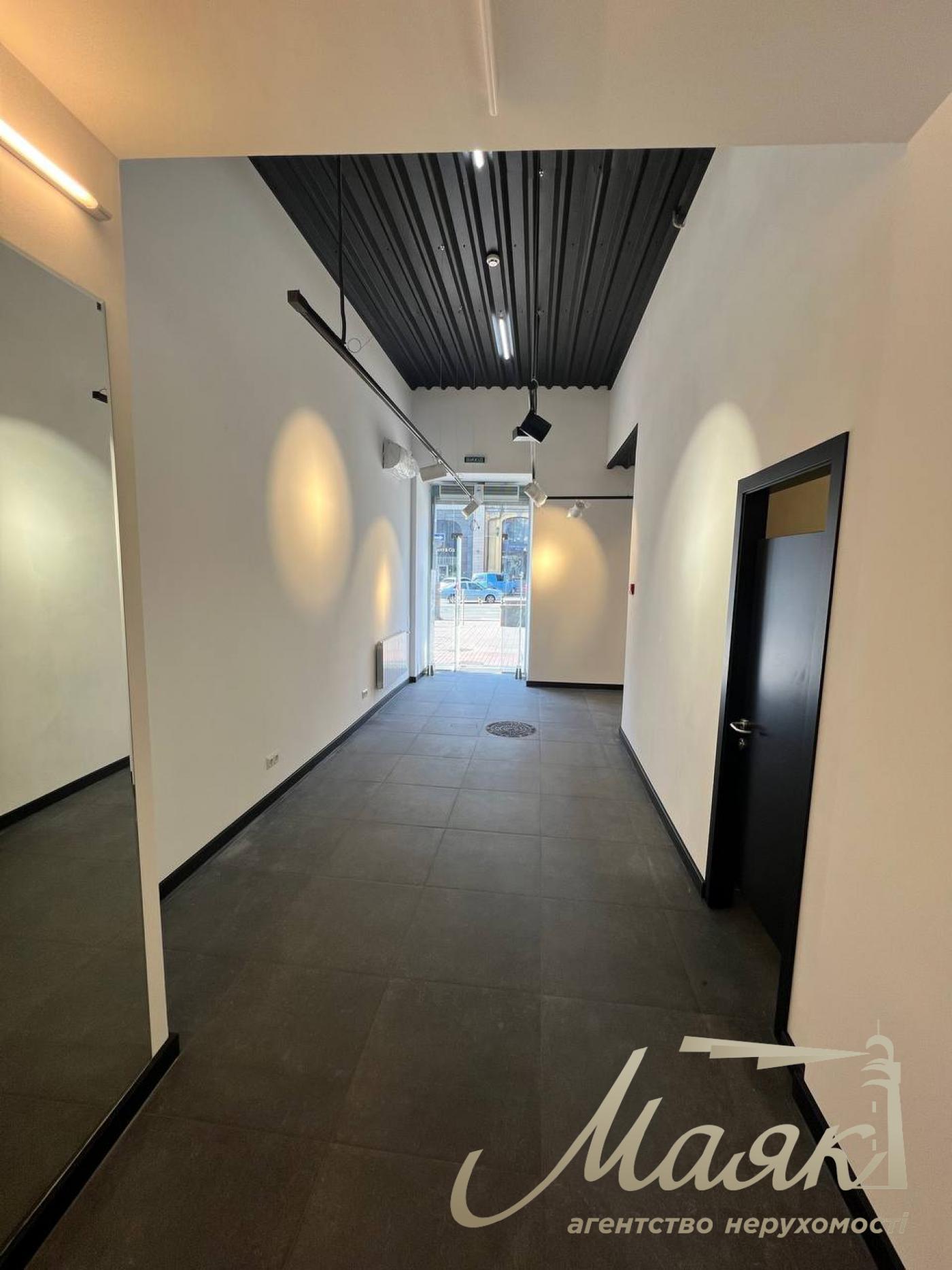 Продаж фасадного приміщення 43 м.кв. Печерський р-н, вул. Басейна