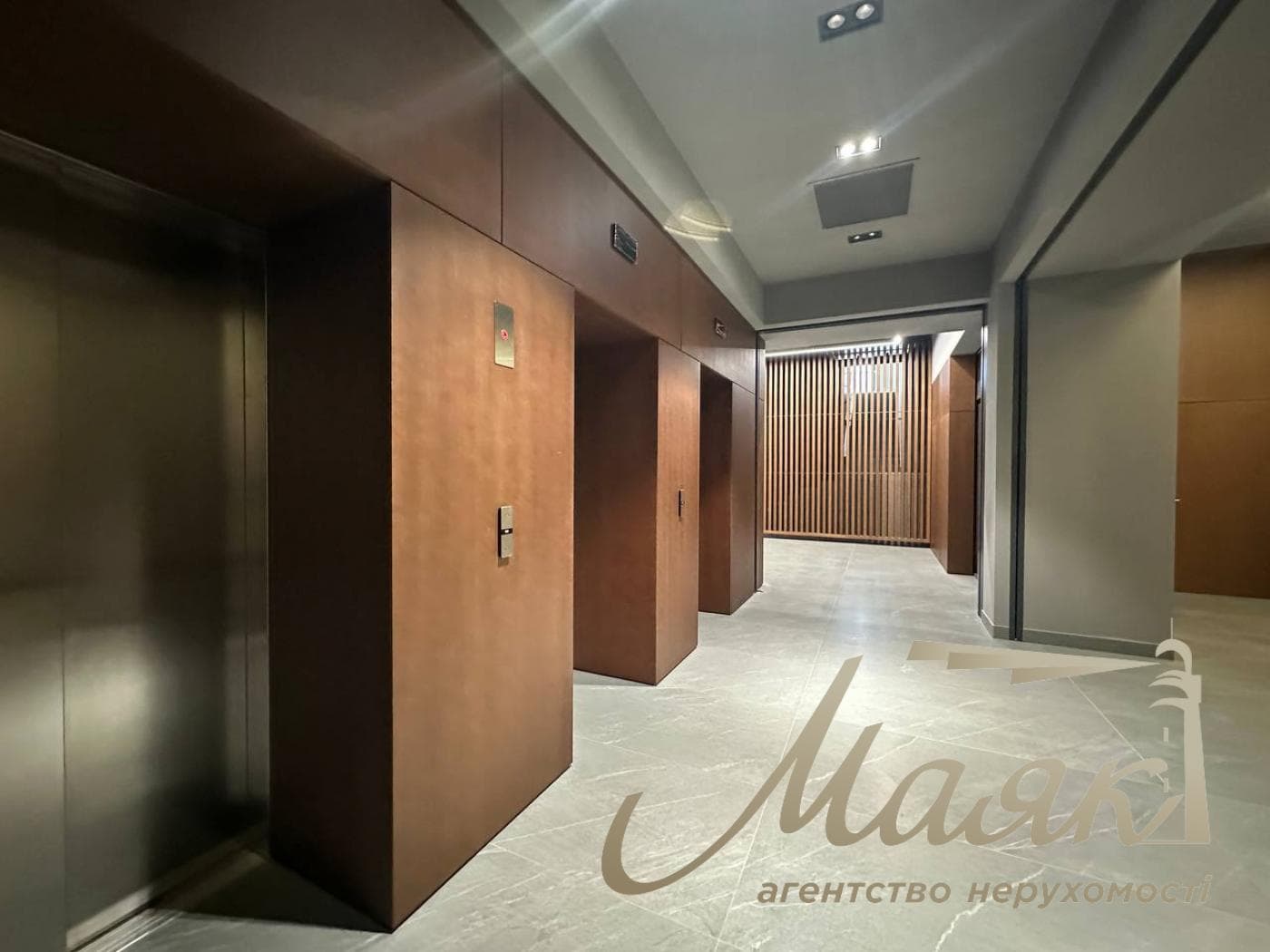 Оренда офісу площею 1 220 м² у бізнес-центрі на вул. Лаврській, Печерський район.