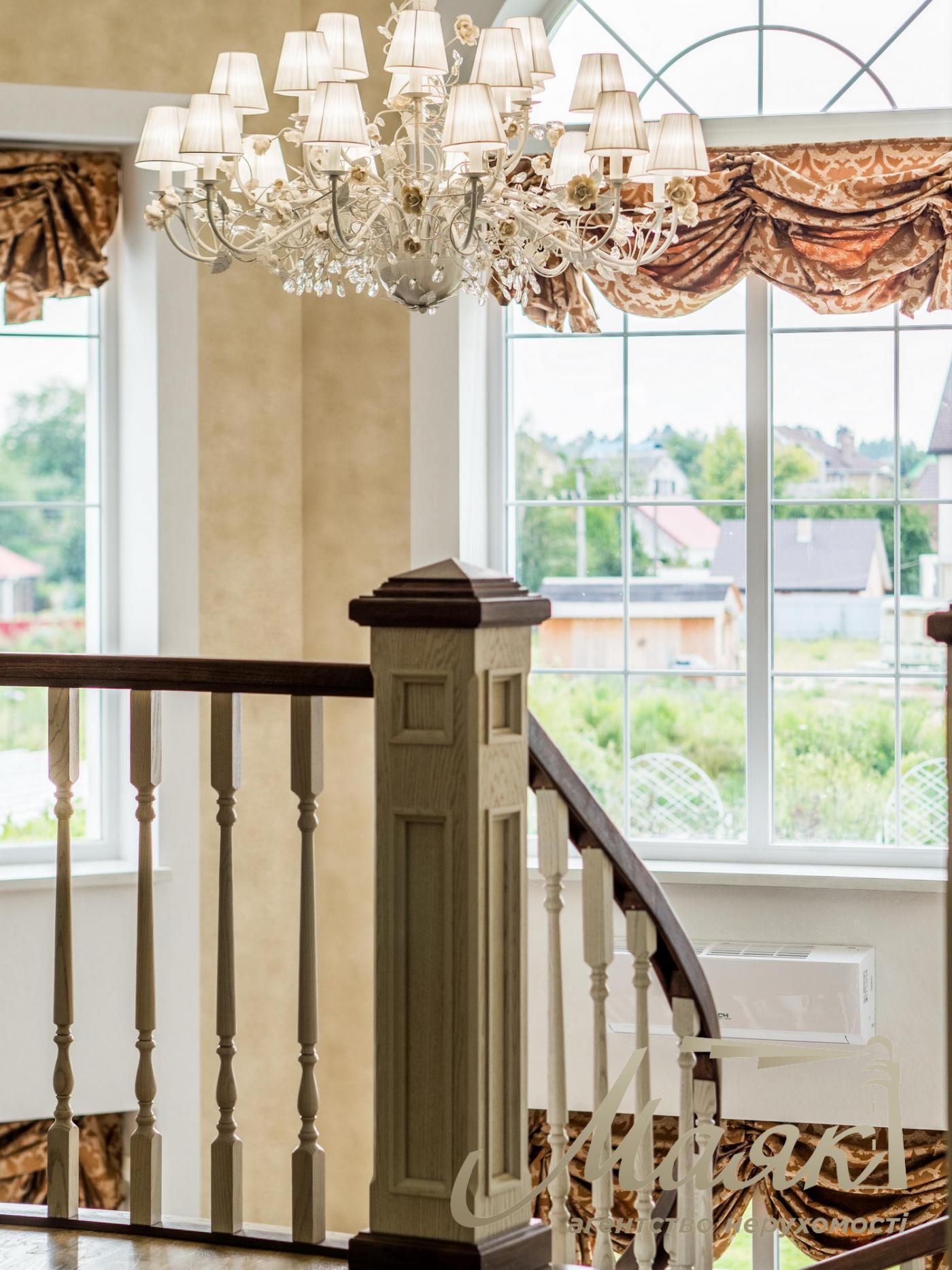 Rent of 3-storey house (840m2) s.Kozin