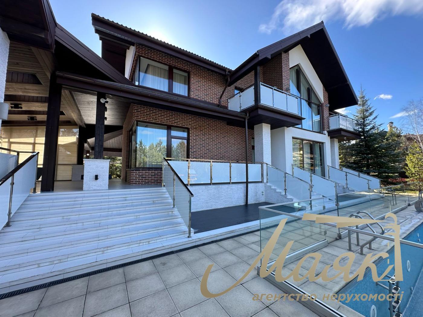 Пропонується до продажу будинок у лісовій зоні в селі Гореничі - в екологічно чистому місці серед сосен, поруч з озерами.