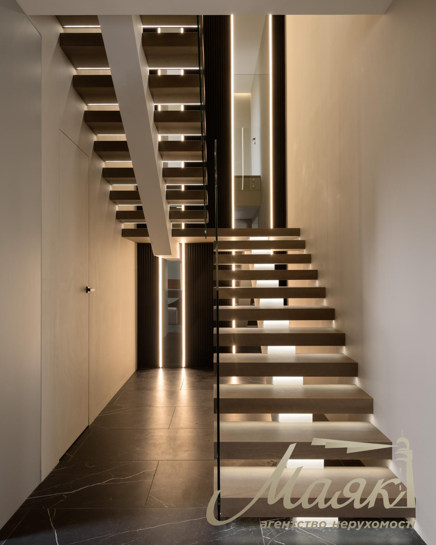 Sale of 2-storey townhouse 296m2, (3.5 hundredths) Kozin