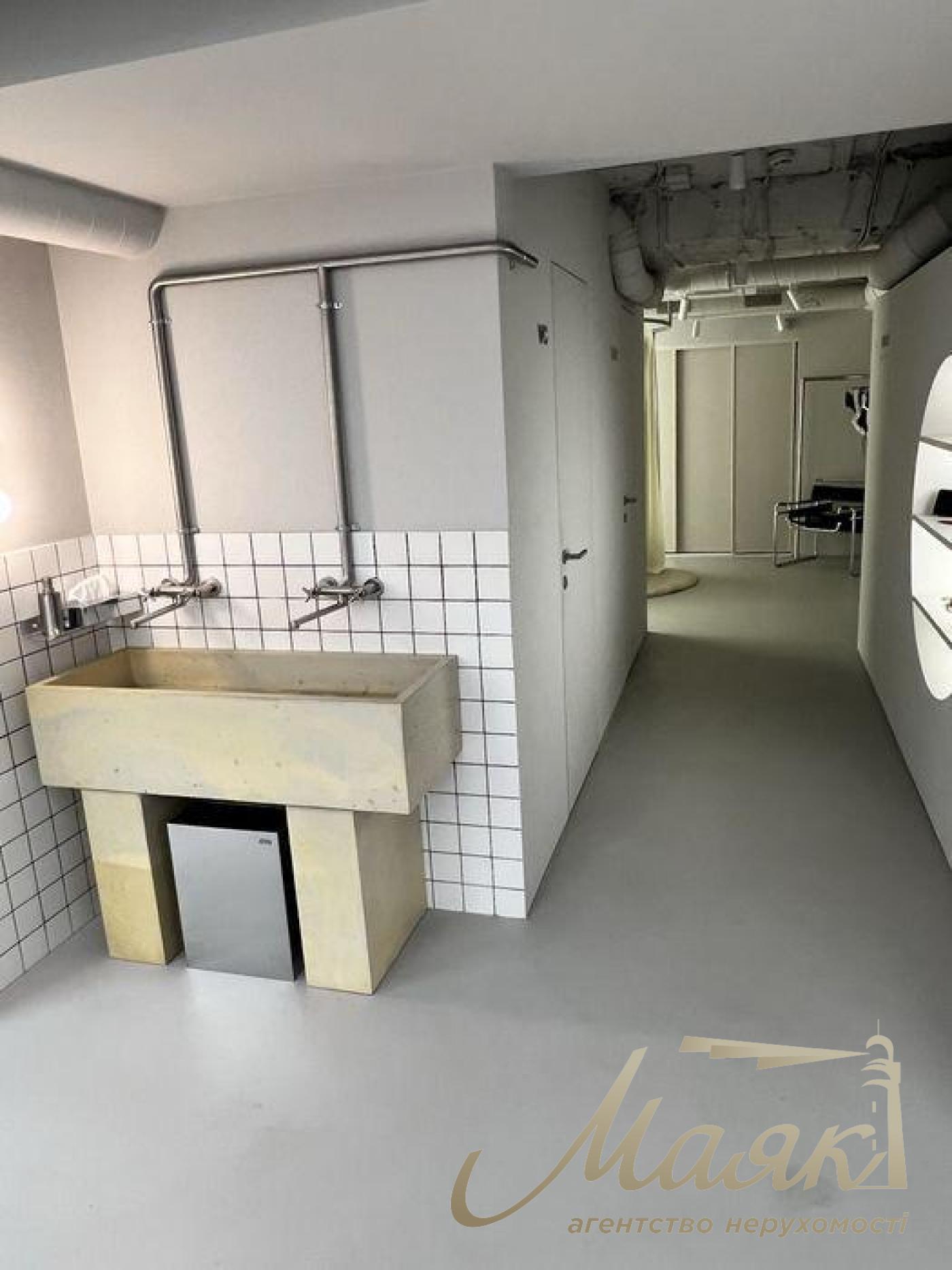 Аренда фасадного помещения 95 м.кв, ул. Бассейная, Бесарабка