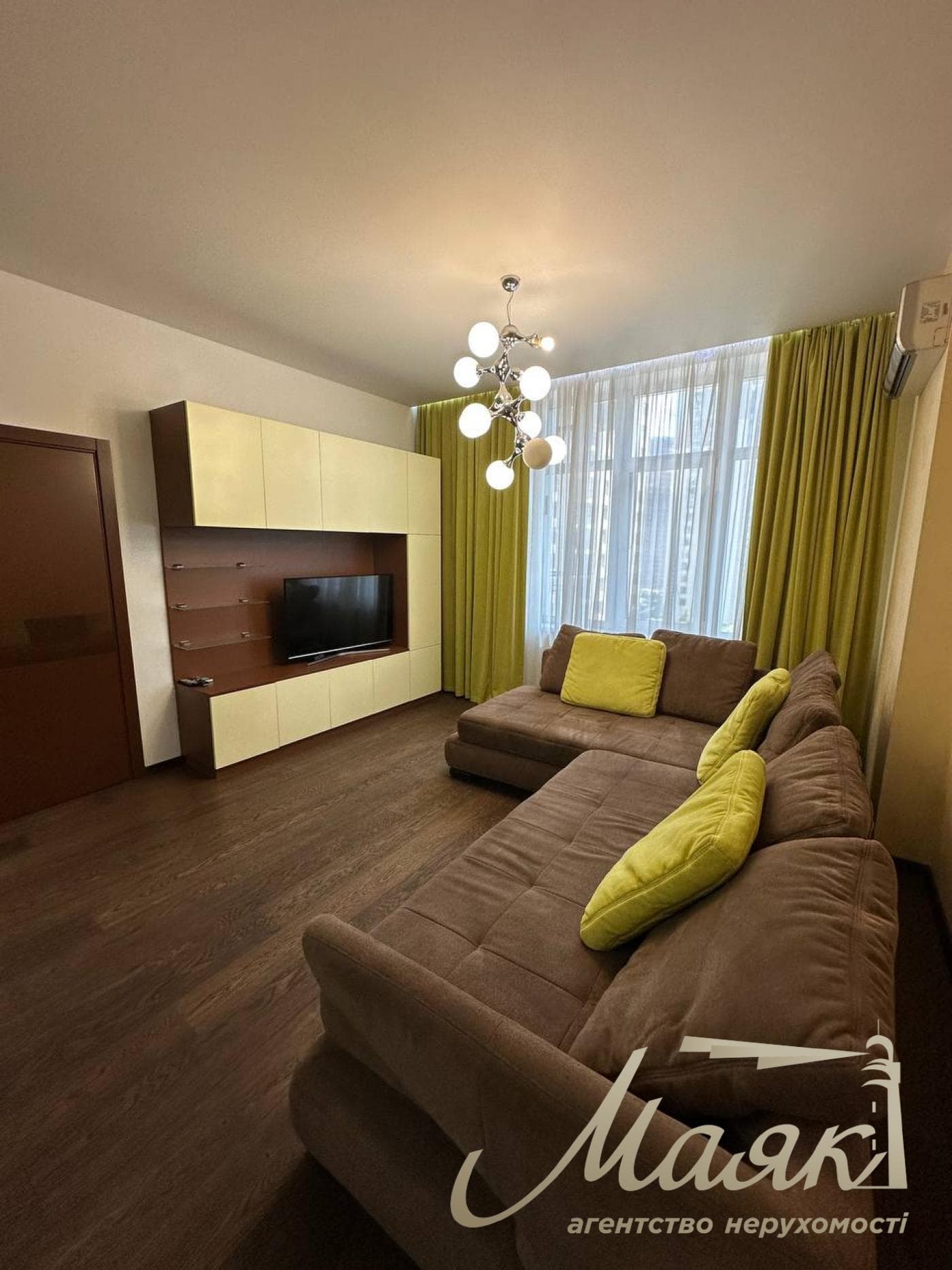 Rent a three-bedroom apartment in the Novopecherskie Lipki residential complex, Verkholyad