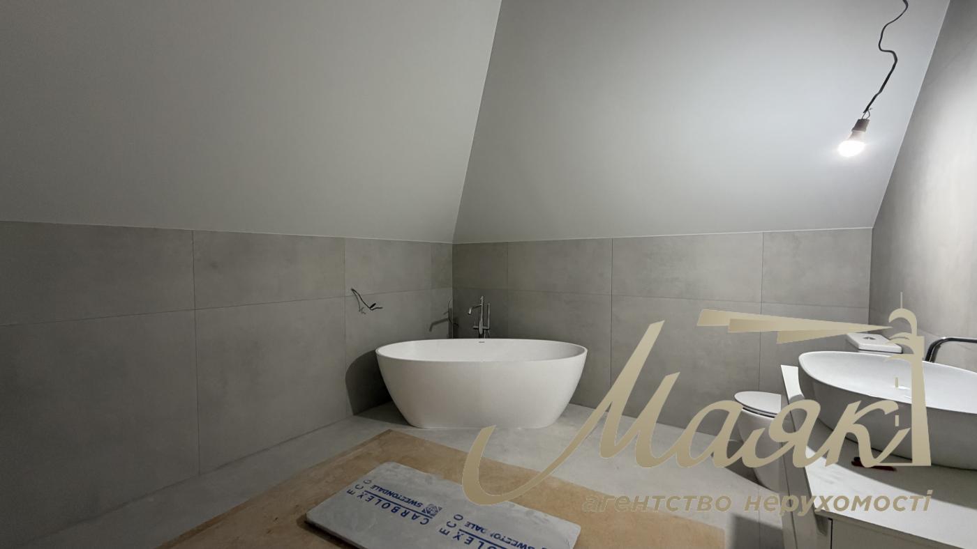 Продаж будинку 326м2 у закритому КМ в Іванковичах