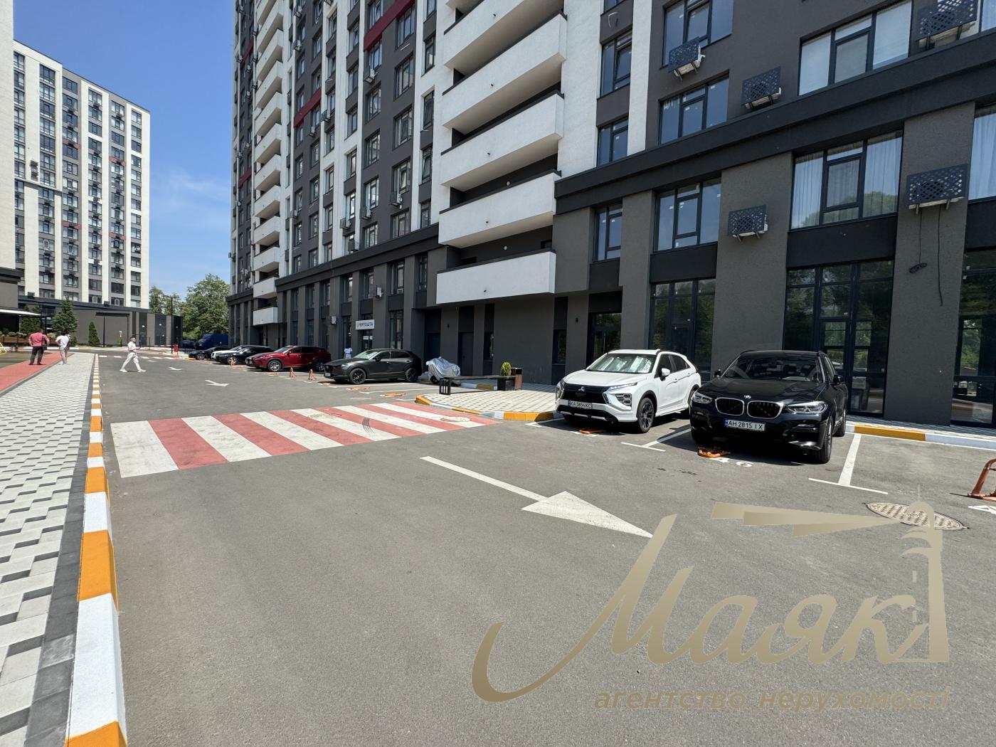 Rent of façade premises 518.3 m² in the residential complex "Suchasny Kvartal", Otradny, Solomyansky district.