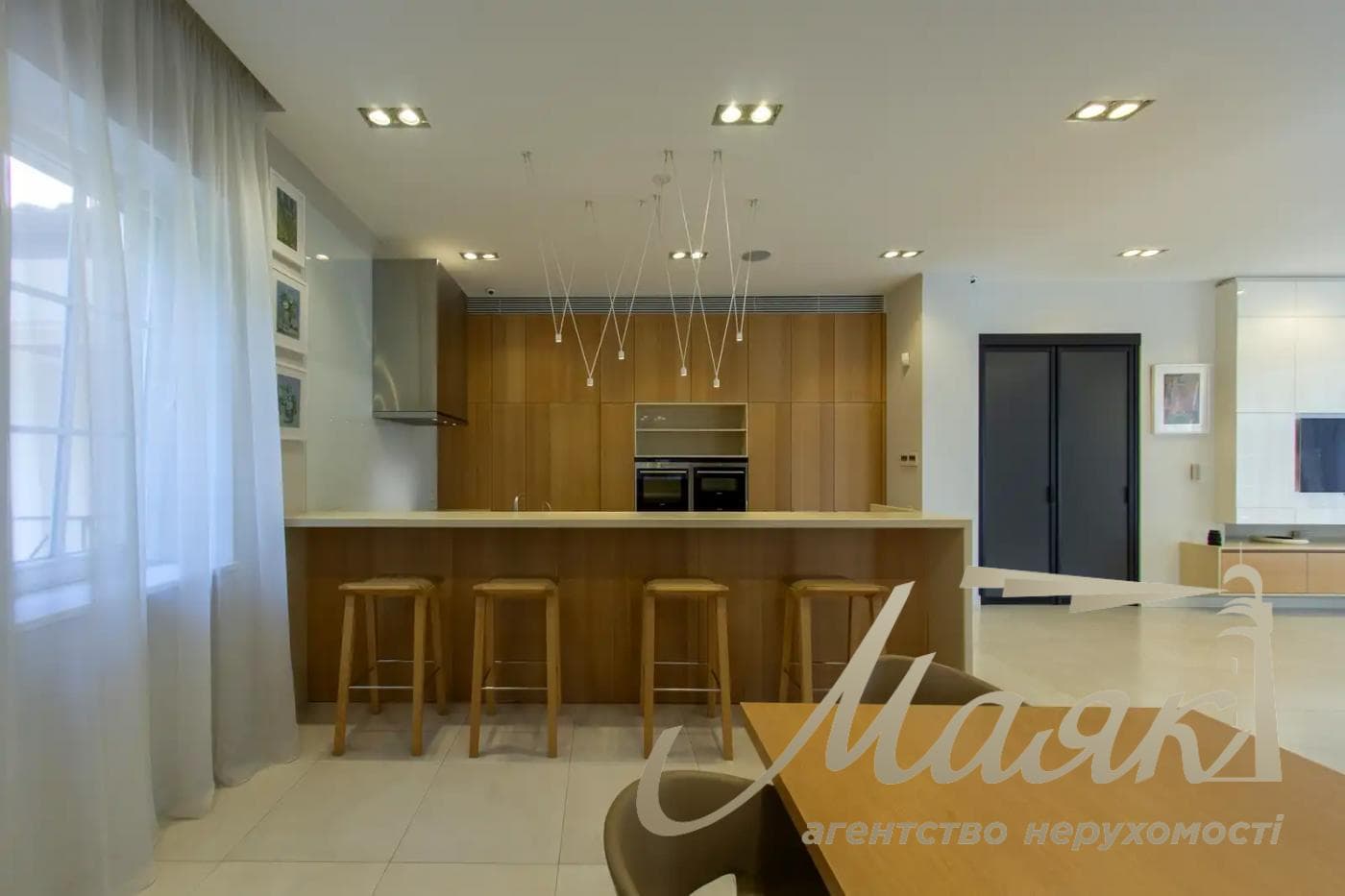 Оренда 3-поверхового будинку площею 570 м², Плюти