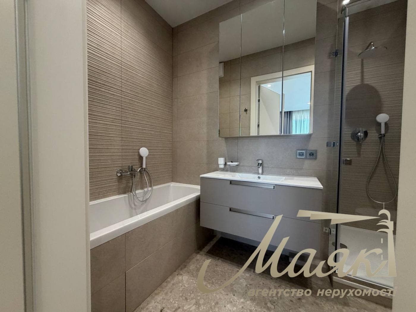 4-room apartment for rent in the Atlantic Residences complex, 118 Antonovycha St., Downtown.