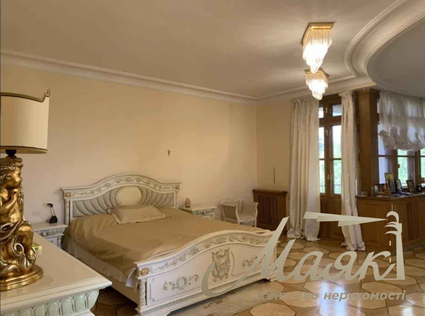 Продажа дома 800кв.м возле  Площади Шевченка