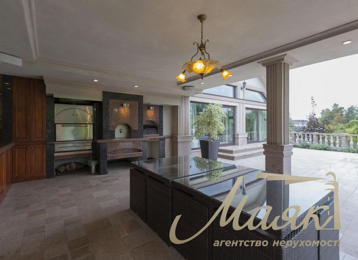 We offer for sale a luxurious house in the cottage town Koncha-Zaspa, located just 3 km from the dam