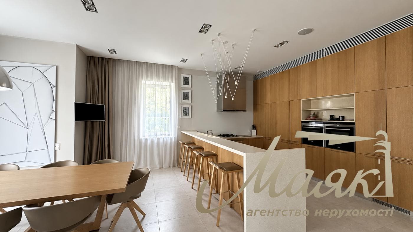 Оренда 2-поверхового будинку площею 570 м², Плюти