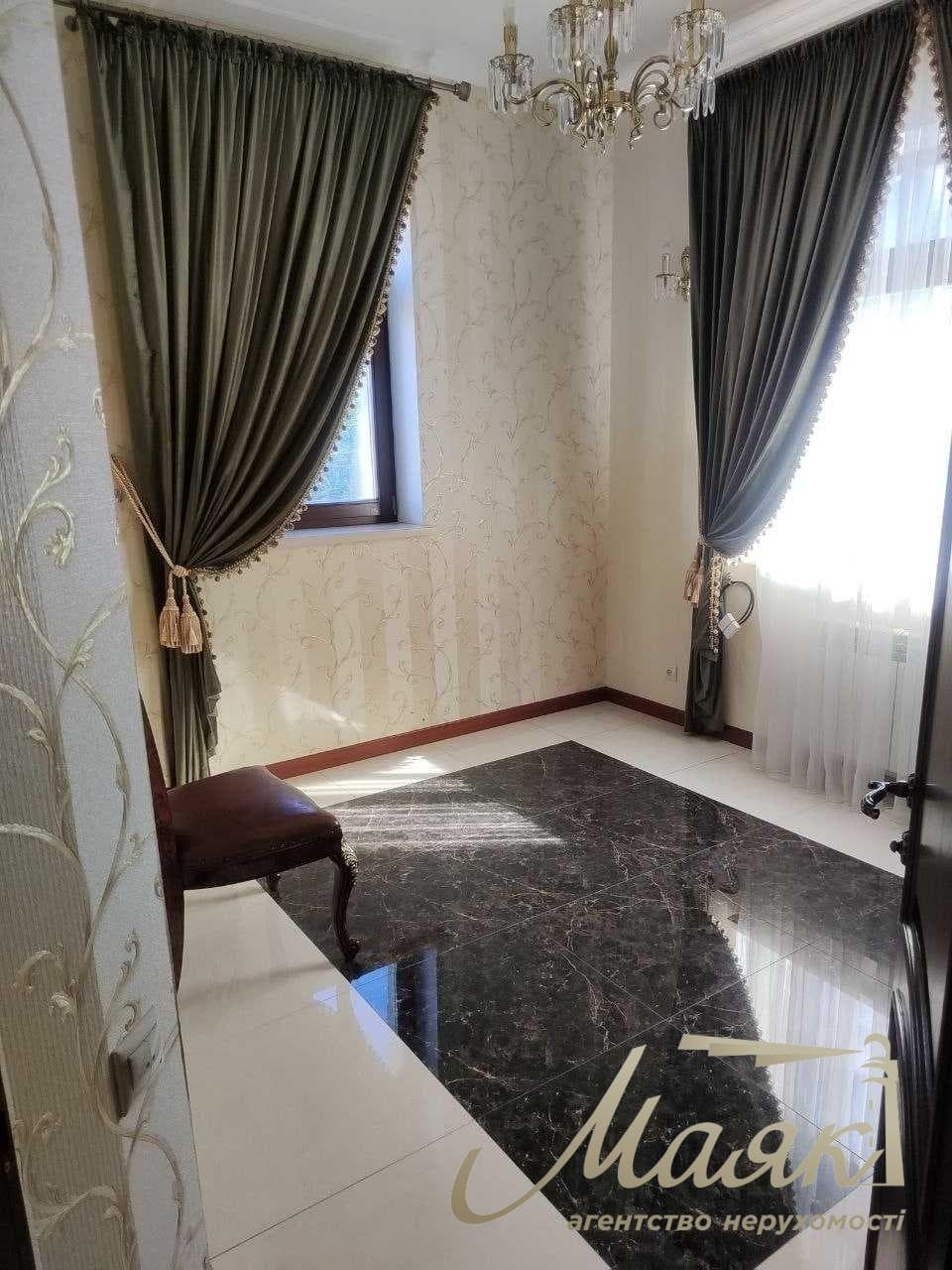 Продаж ексклюзивного триповерхового будинку площею 288 м² у житловому комплексі «Козя Спіна», Нові Петрівці, поруч із Межигір’ям, Вишгород