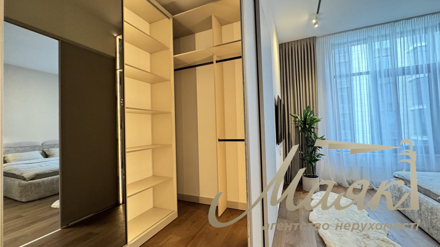 For sale 3-room apartment Residential Complex Novopecherskie Lipki, Dragomirova str.