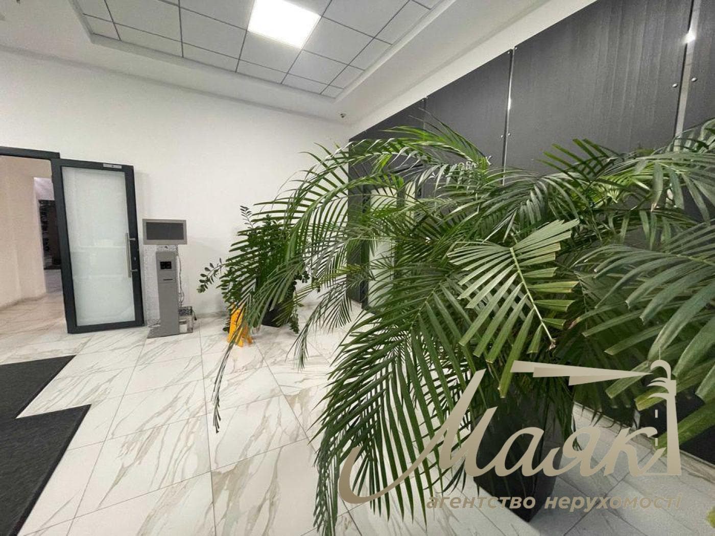 Office for rent 370 sq.m. sq.m. Mykhnovskyi Boulevard/Druzhbyba Narodiv, Pechersk