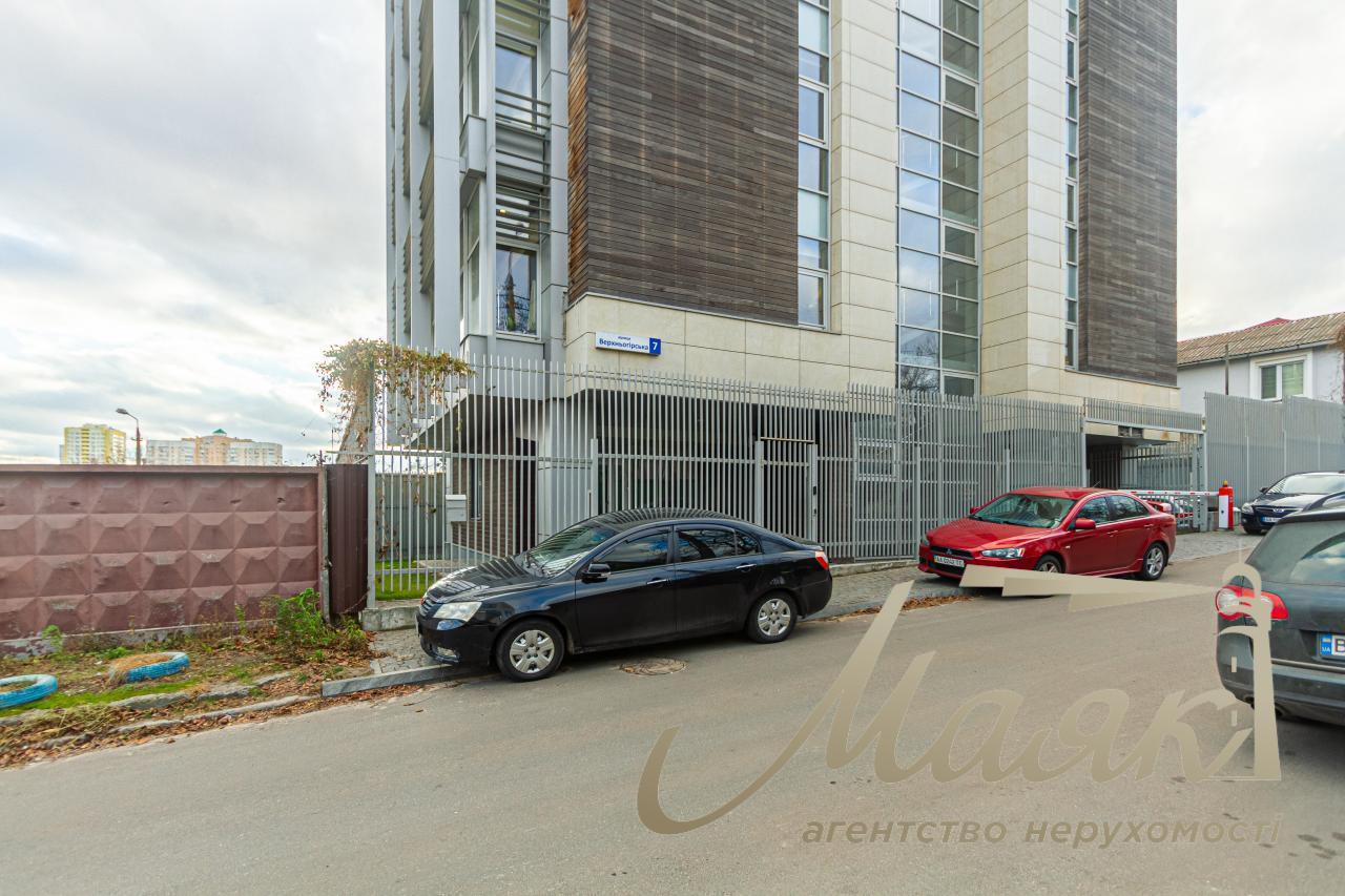 Sale of office building in a picturesque area! Verkhnegorskaya street. Center. Kyiv
