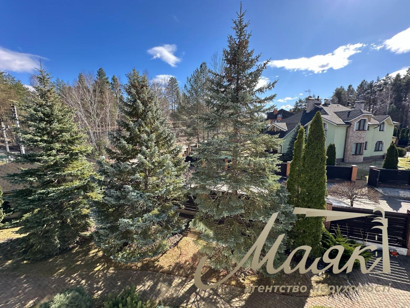 Пропонується до продажу будинок у лісовій зоні в селі Гореничі - в екологічно чистому місці серед сосен, поруч з озерами.