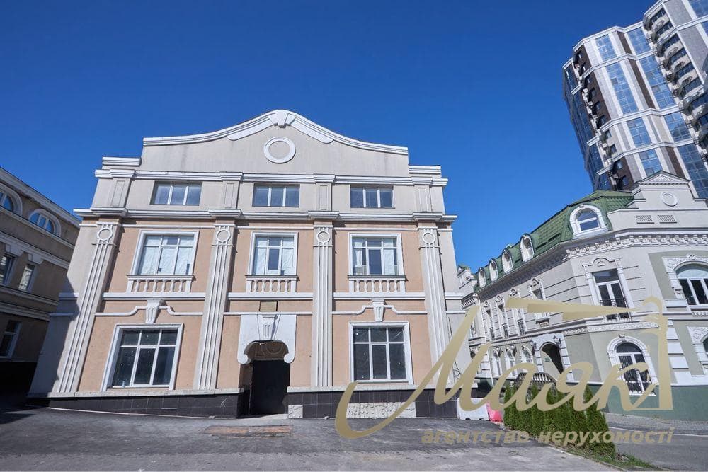 Продаж окремої будівлі площею 3 941 м⁴. Земельна ділянка площею 0,25 га. Центр Києва