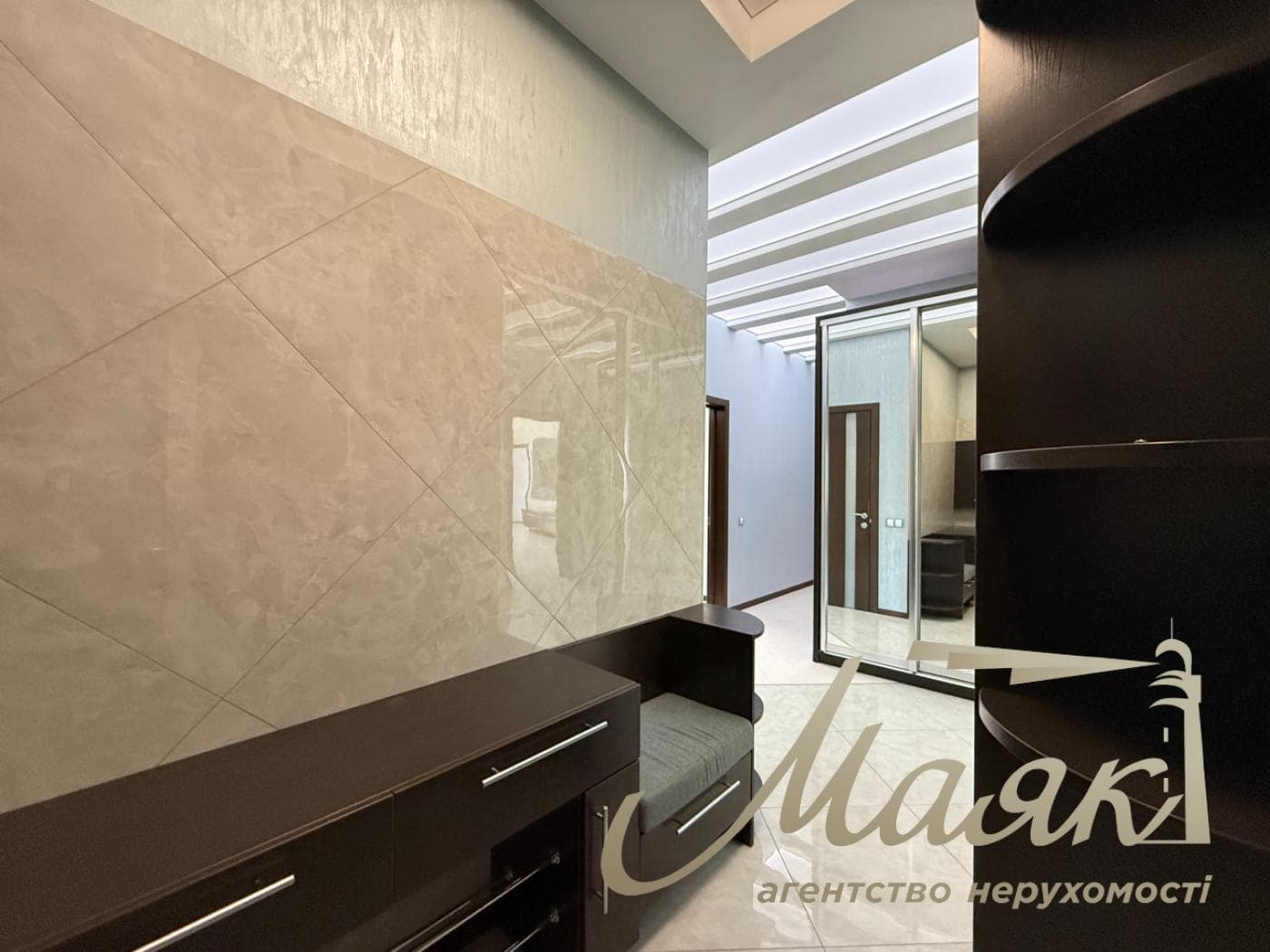 4-room apartment for rent in Pechersk, Novopecherskie Lipki residential complex, 9 Dragomirova St.