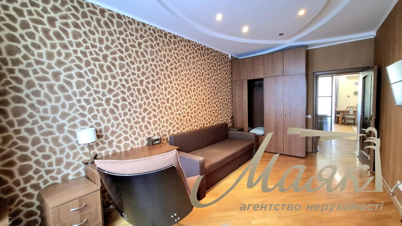 Rent a renovated 3-bedroom apartment in Kyiv, Right Bank, Solomyanskyi District, 40 Lypkivskoho St., Vokzalna Metro Station