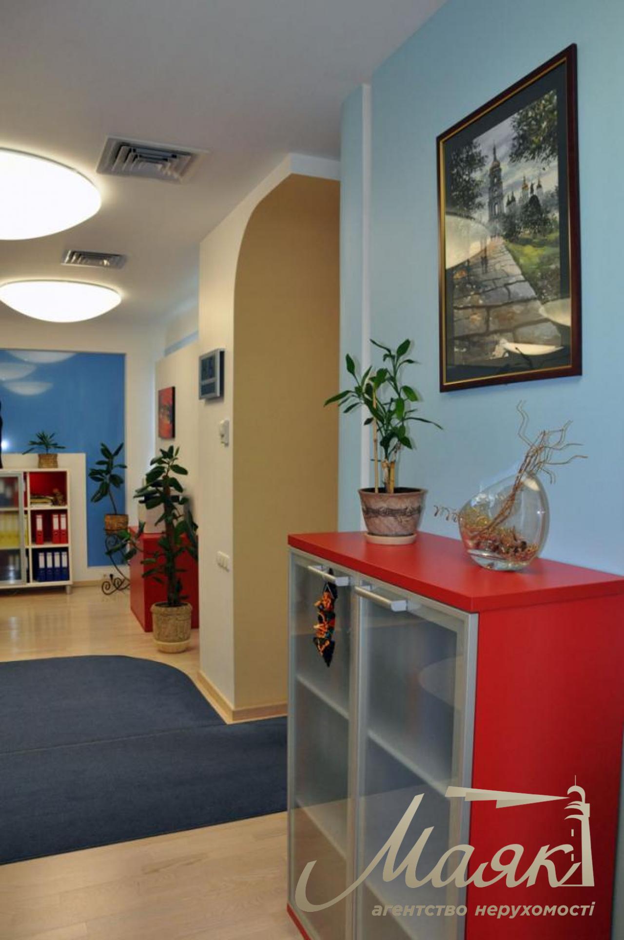 For sale is a respectable office of 178 sq.m. near Mariinsky Park on Grushevskogo Street 9A!