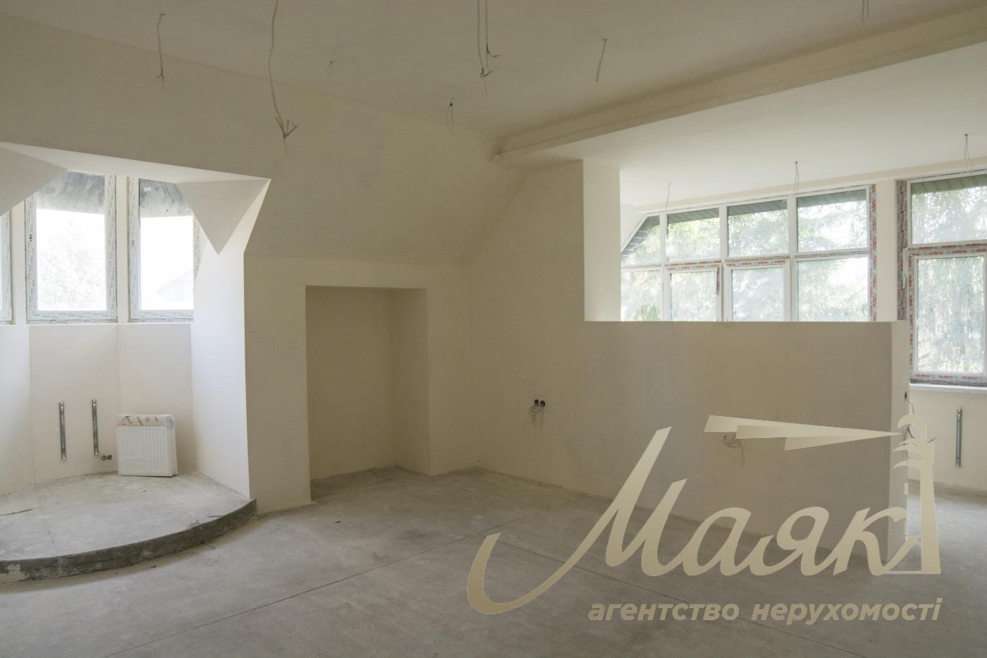 Продаж будинку з гаражем 365м2, ділянка 15 соток у КМ "ОБРІЙ - К" вул. Центральна, у с. Козин,