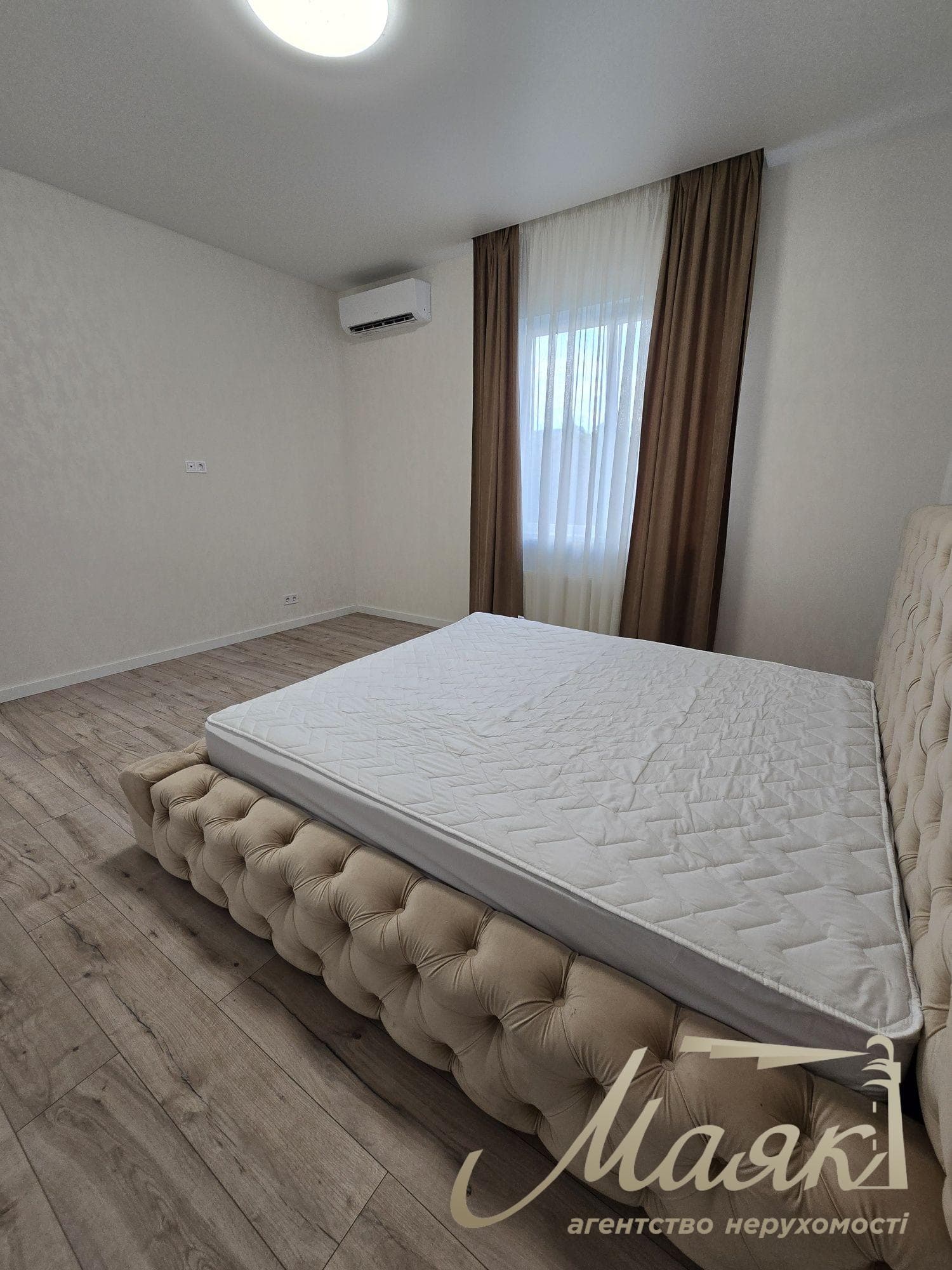 Оренда сучасного будинку площею 137 м² з каміном та терасою в Козині