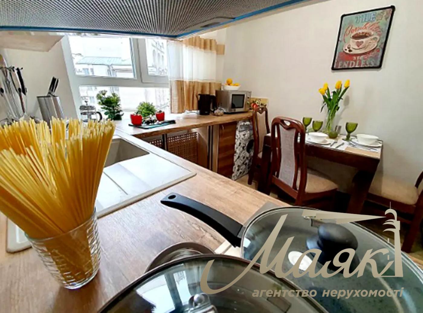 Rent 3-room apartment, Sofievskaya street1, Independence Maidan,