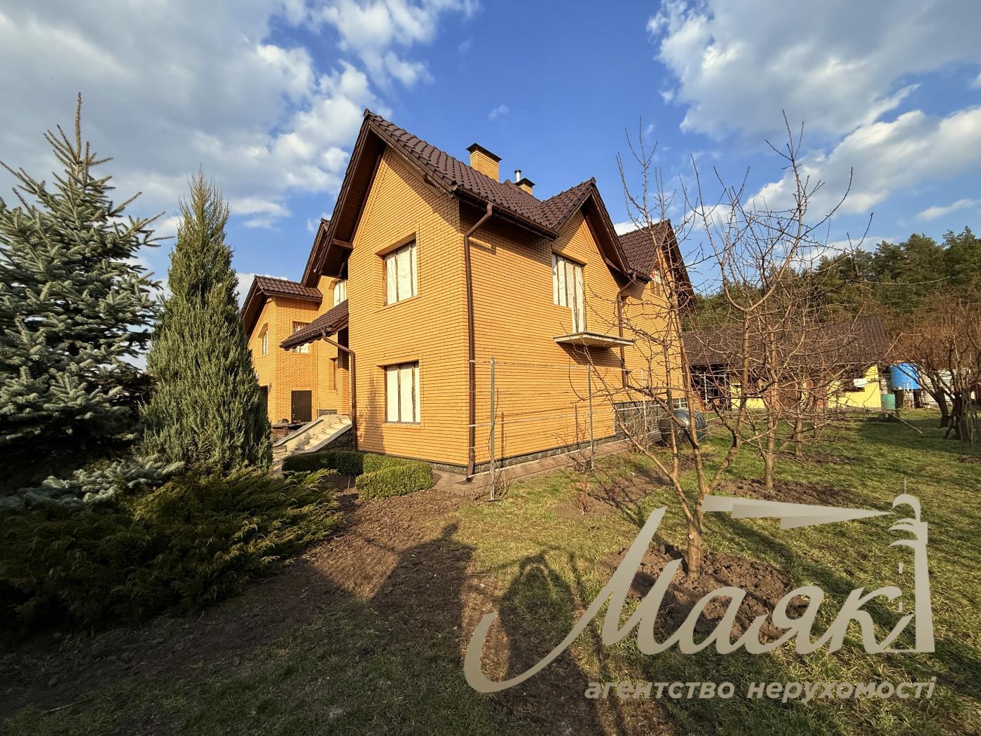 Продажа 2х-этажного дома 357.39м2 в с.Погребы, Броварский район.