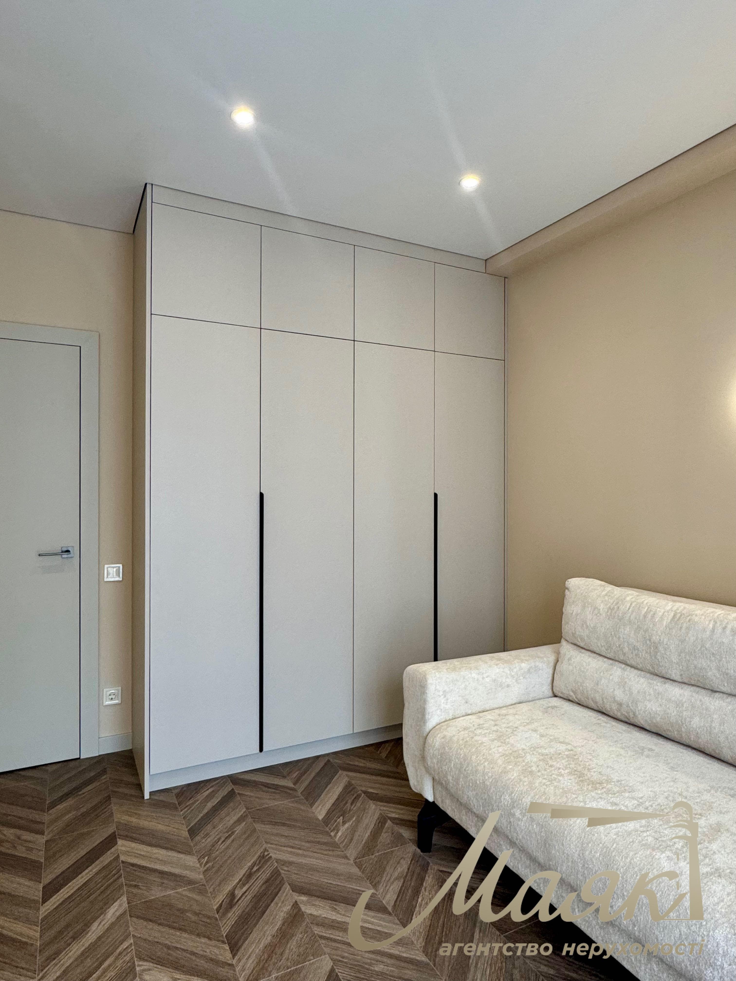 Modern 3-room apartment with designer renovations for sale in the “New England” residential complex, Holosiivskyi District