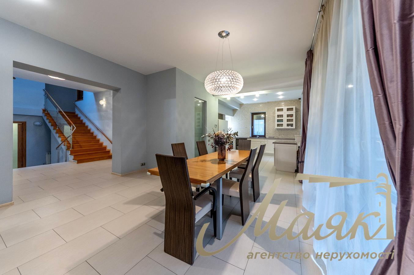 For sale house 400m2 in the village. Romankov, suburbs of Kiev, 18 acres, 8 km to Kiev, in Obukhiv district.