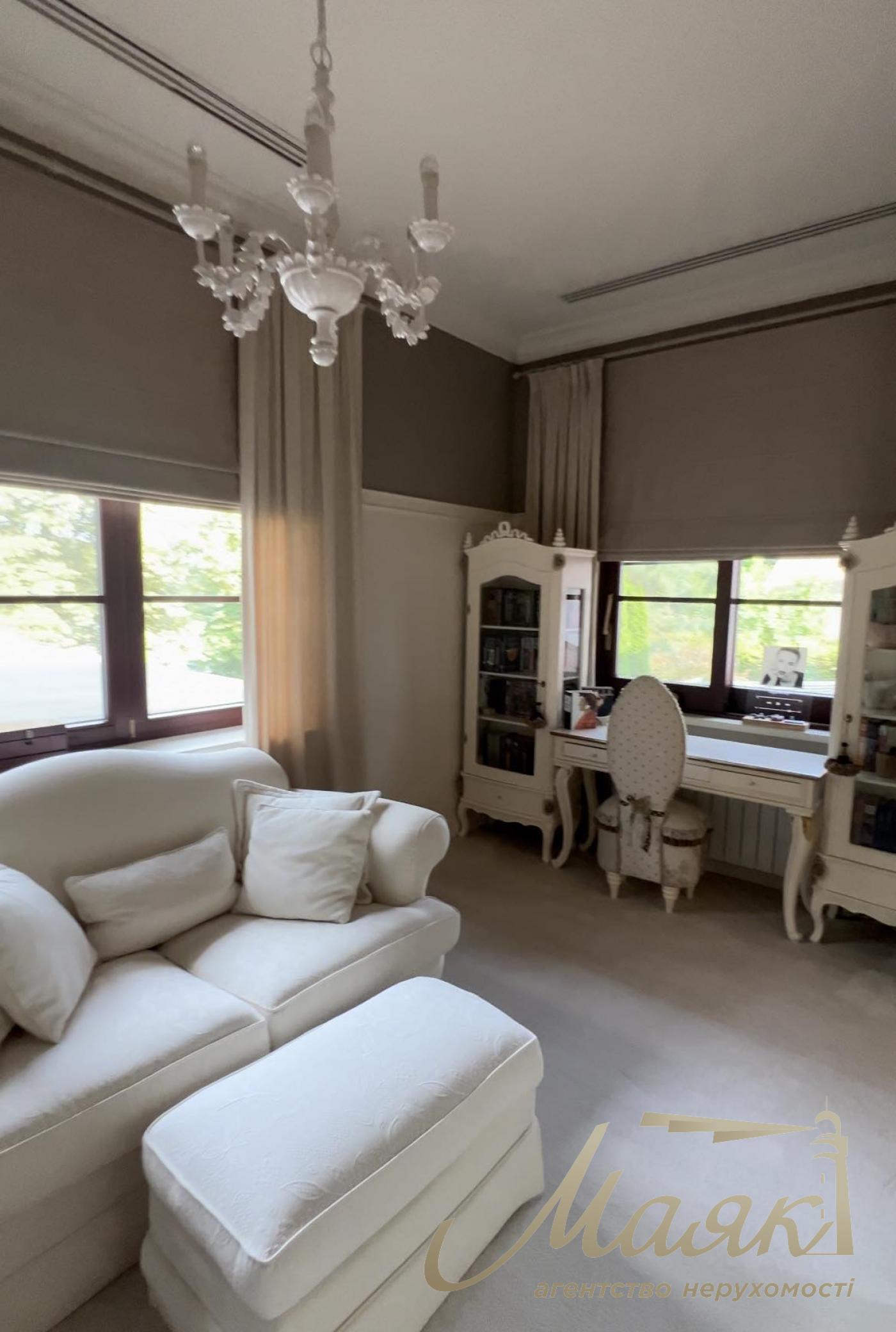 We offer for sale a luxurious house in the cottage town Koncha-Zaspa, located just 3 km from the dam