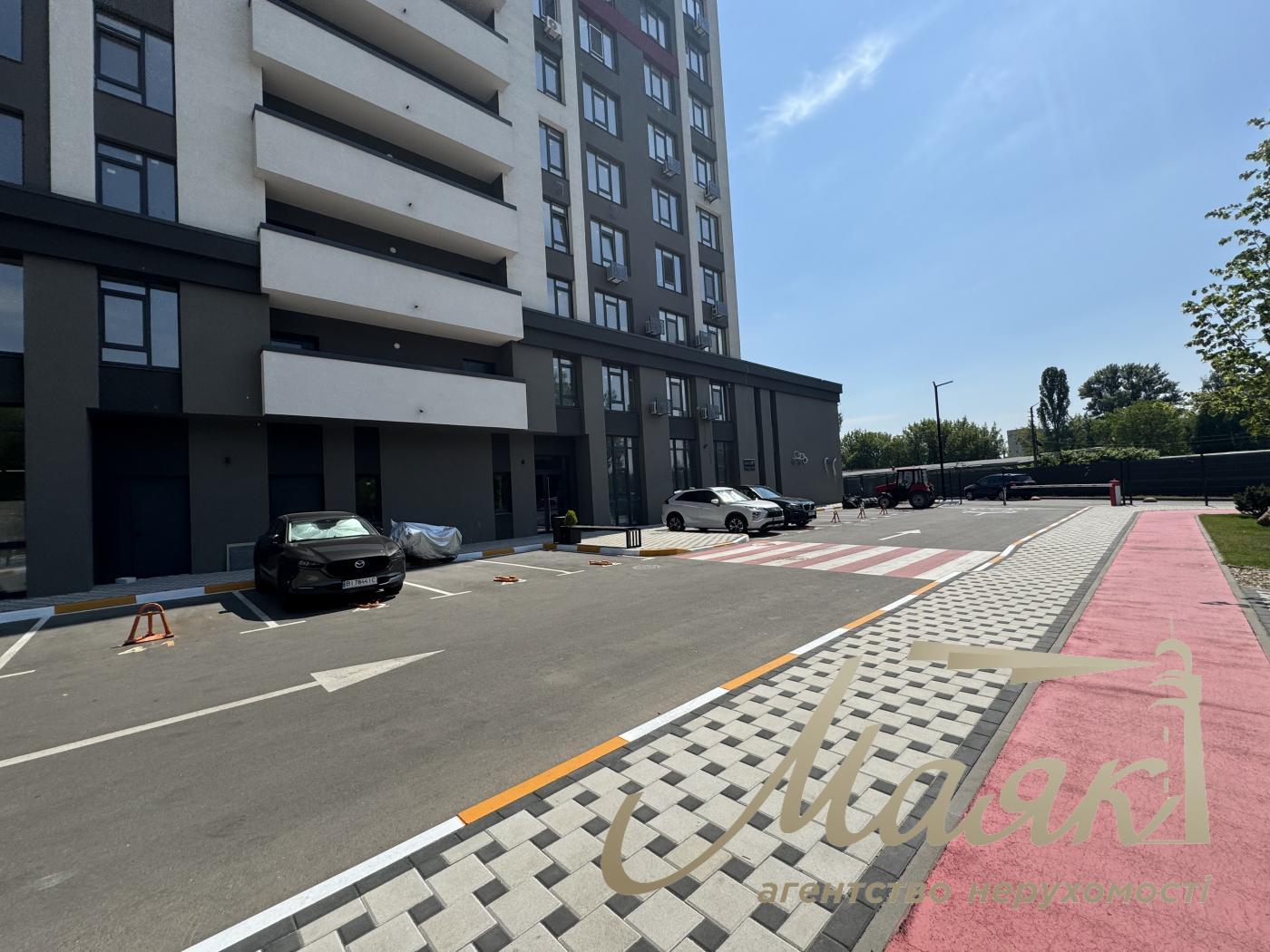 Rent of façade premises of 388 m² in the residential complex "Suchasny Kvartal", Otradny, Solomyansky district.