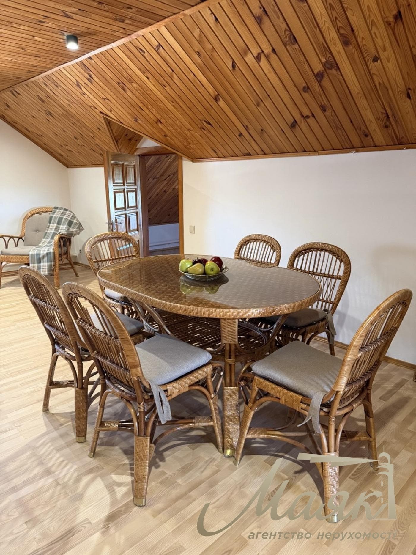 Продаж будинку площею 530 м² у центрі с. Гора