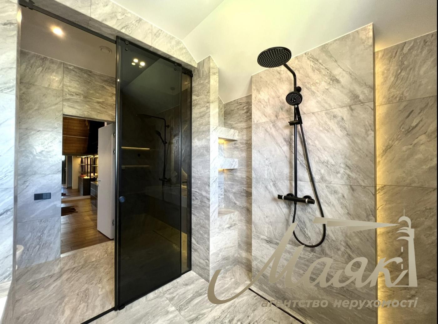 House for sale with designer renovation 356m2 in Ivankovichi