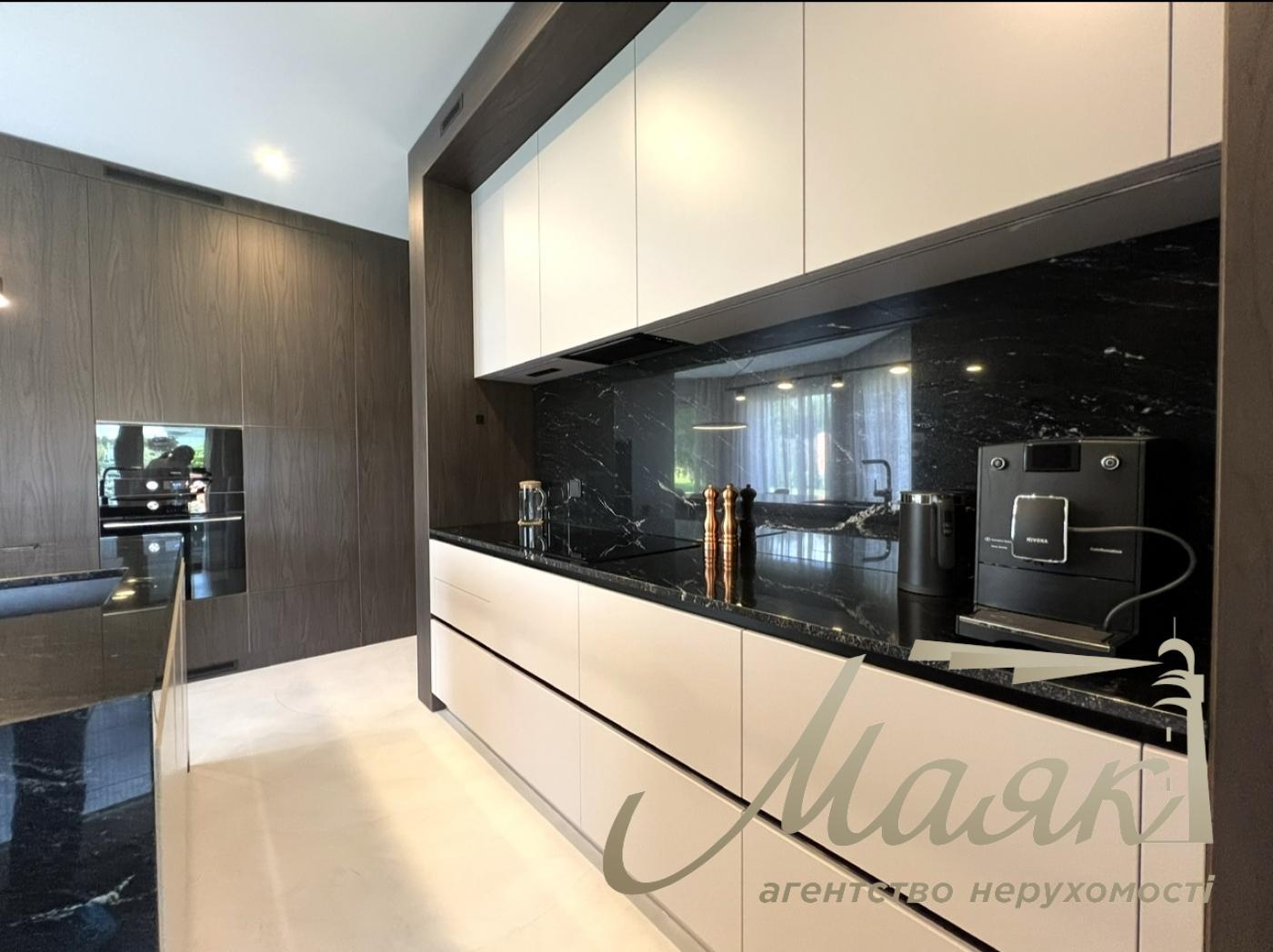 House for sale with designer renovation 356m2 in Ivankovichi