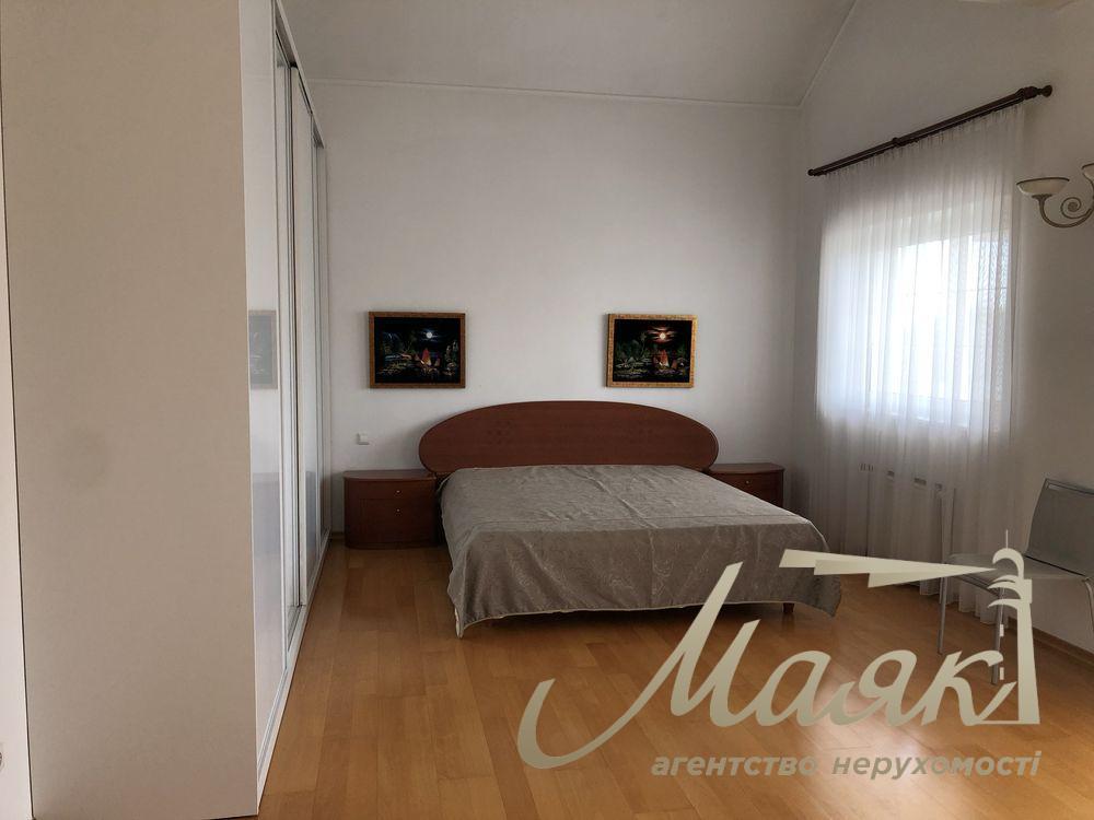 Продаж будинку з басейном у КМ "Золоті Ворота" Козин