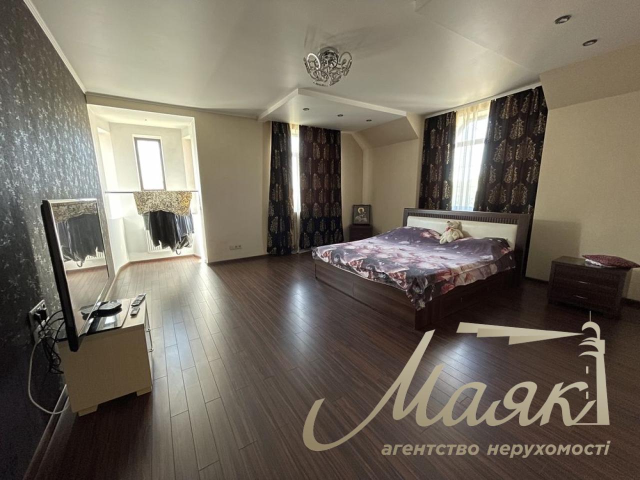 Продаж будинку 360 м2 у Жулянах з ділянкою 15 соток вул.,.Нова