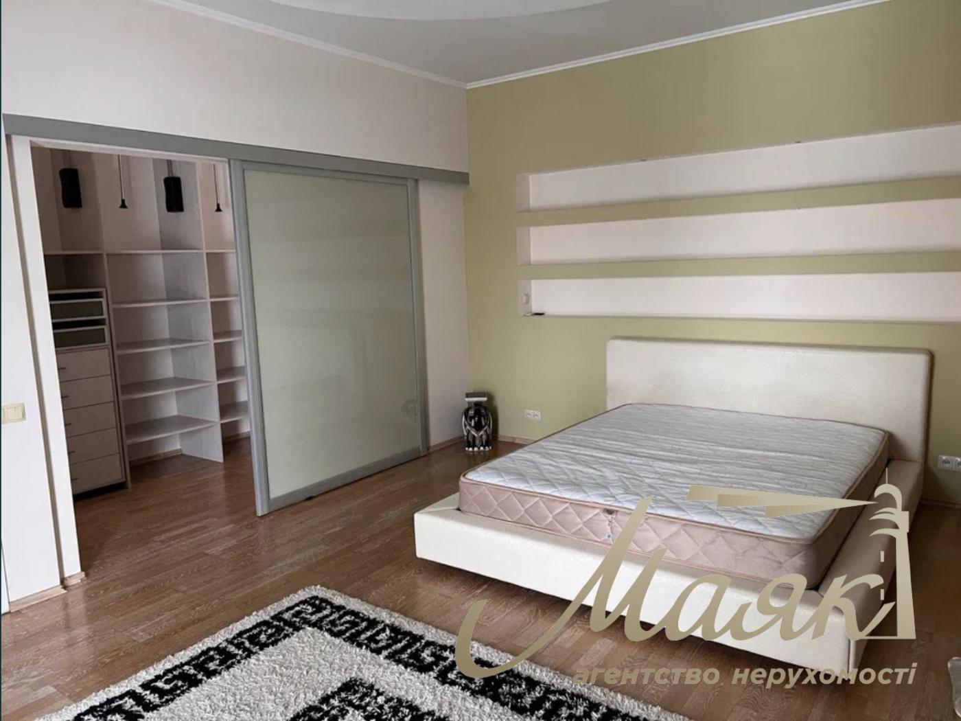 Продаж 2-х поверхового будинку 250 м², Хотів