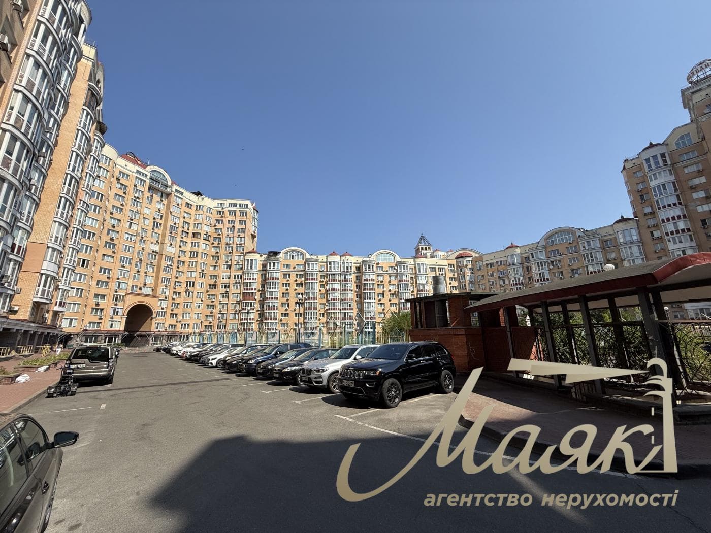 Оренда триповерхової квартири площею 190 м² + тераса на Оболонській набережній.