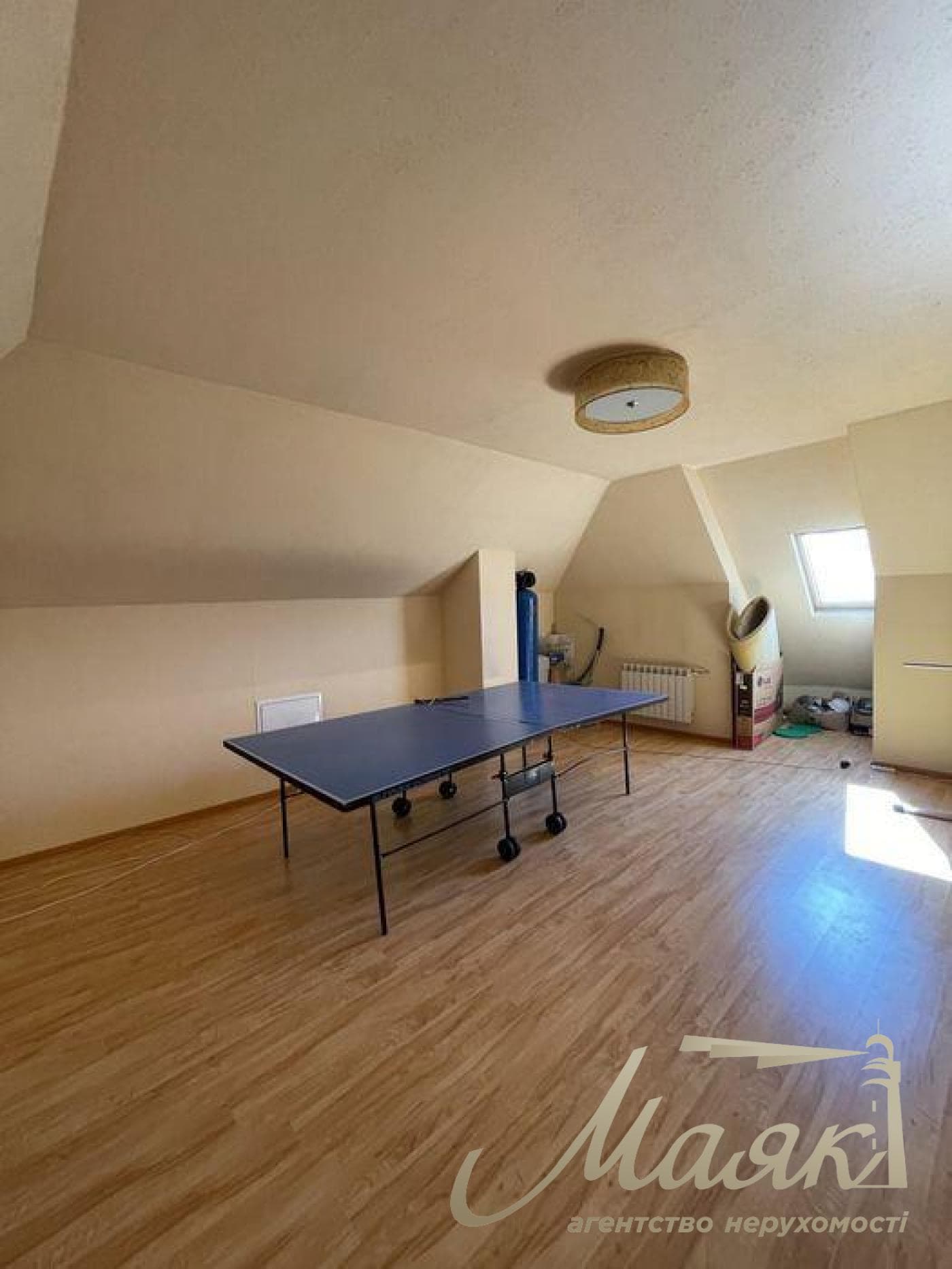 Оренда 3-поверхового будинку (250 м²) у Лесниках